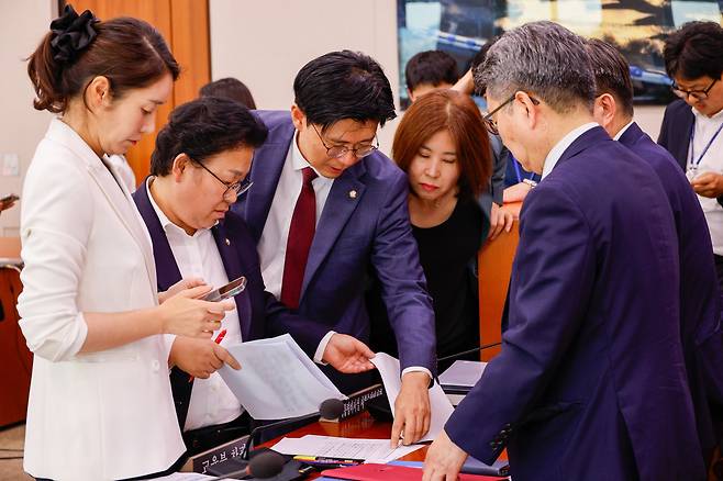 16일 국회에서 열린 ‘의대 정원 증원에 따른 의과대학 교육 점검 연석 청문회’에서 의과대학 정원배정심사위원회 회의록 파기 논란이 벌어져 청문회가 일시 중단됐다. 더불어민주당 강선우·문정복 의원과 국민의힘 조정훈·김미애 의원, 교육부 오석환 차관, 심민철 인재정책기획관이 대화하고 있다. /뉴스1