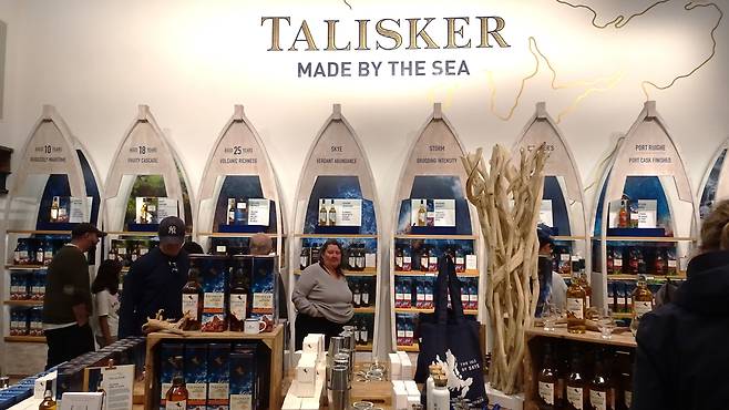 탈리스커는 스코틀랜드 스카이섬에서 가장 오래된 양조장을 운영하는 싱글몰트 스카치위스키 브랜드다. 탈리스커 양조장에 있는 매장 모습./연선옥 기자