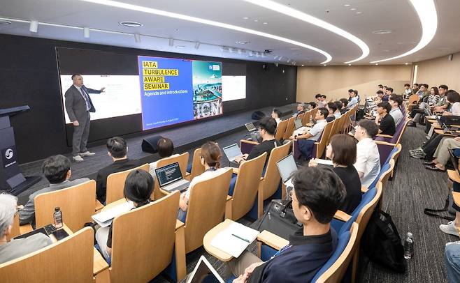 지난 6일 서울시 강서구 대한항공 본사에서 세미나 참가자들이 국제항공운송협회(IATA) 전문가가 진행하는하는 난기류 인식 플랫폼(IATA Turbulence Aware) 세미나에서 발표를 듣는 모습.(ⓒ뉴스1, 무단 전재-재배포 금지)