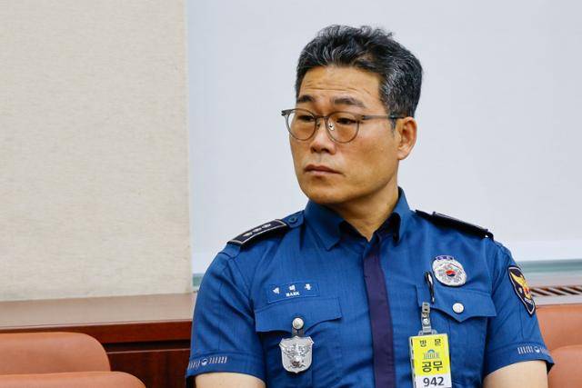 백해룡 경정이 지난달 29일 국회 행정안전위원회에서 열린 조지호 경찰청장 후보자 인사청문회에 출석해 질의를 경청하고 있다. 뉴스1