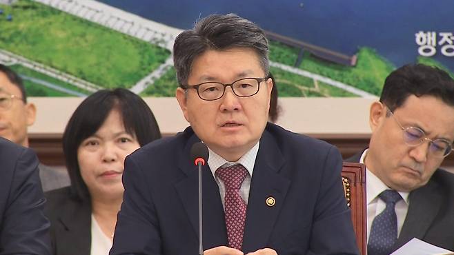 답변하는 오석환 교육부 차관