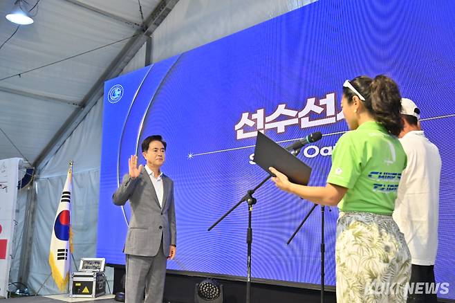  ‘2024 보령컵 국제요트대회’가 16일 개막식을 갖고 3일간의 열전에 돌입했다. 참가선수 대표가 대회장인 김태흠 충남지사에게 선서를 하고 있다. 충남도