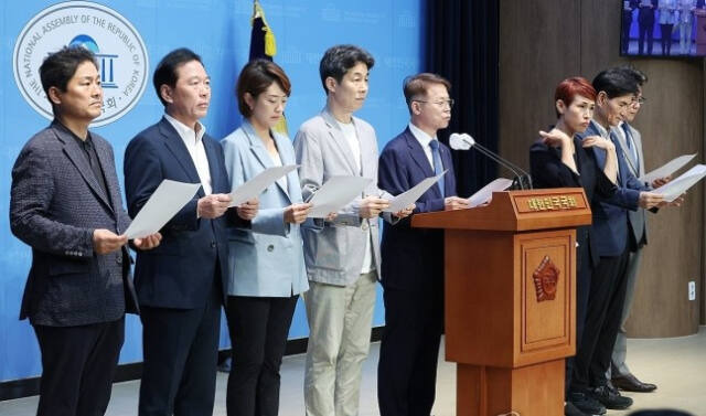 왼쪽부터 문재인 정부 청와대 출신 김영배, 정태호, 고민정, 윤건영, 민형배, 이용선, 진성준 등 더불어민주당 의원들이 16일 오후 국회에서 검찰의 문재인 전 대통령 계좌 추적 관련 기자회견을 하고 있다. 연합뉴스