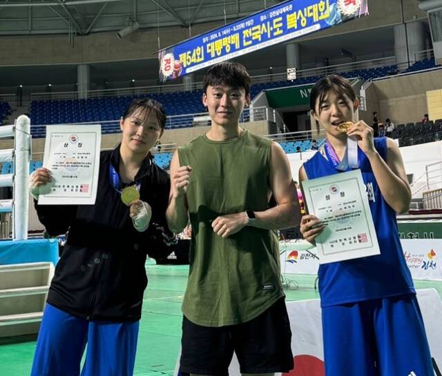 제54회 대통령배 전국시·도복싱대회에서 우승한 김령연(왼쪽)과 최지유(오른쪽)가 유승근 지도자와 시상식 후 기념촬영을 하고 있다.성남시복싱협회 제공