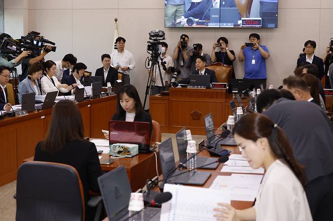 김영호 국회 교육위원회 위원장이 16일 오전 서울 여의도 국회에서 열린 '의대 정원 증원에 따른 의과대학 교육 점검 연석 청문회'에서 의사봉을 두드리고 있다. /사진= 뉴스1