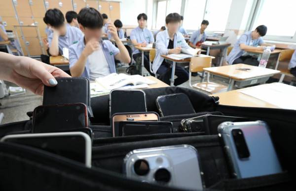 국가인권위원회가 휴대전화 소지 전면 금지가 자유를 침해한다는 이유로 중단하라 권고했으나 고등학교에서 이를 수용하지  않았다. 사진은 한 고등학교 교실에서 휴대폰을 수거하는 모습. /사진=뉴스1