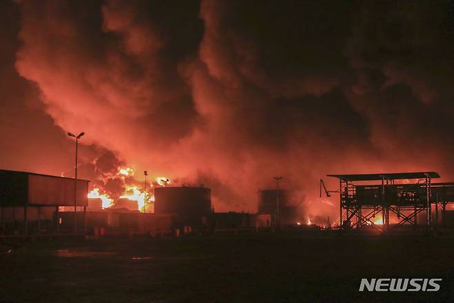[호데이다=AP/뉴시스] 7월20일 예멘 홍해 항구도시 호데이다에 있는 유류 저장시설에서 이스라엘군 공습으로 불길이 치솟고 있다. 미영 연합군은 15일 저녁(현지시간) 홍해 호데이다항구에 공습을 가해  후티군 시설에 대규모 폭발이 일어났다고 후티의 알-마시라 TV가 보도했다. 2024.08.16.
