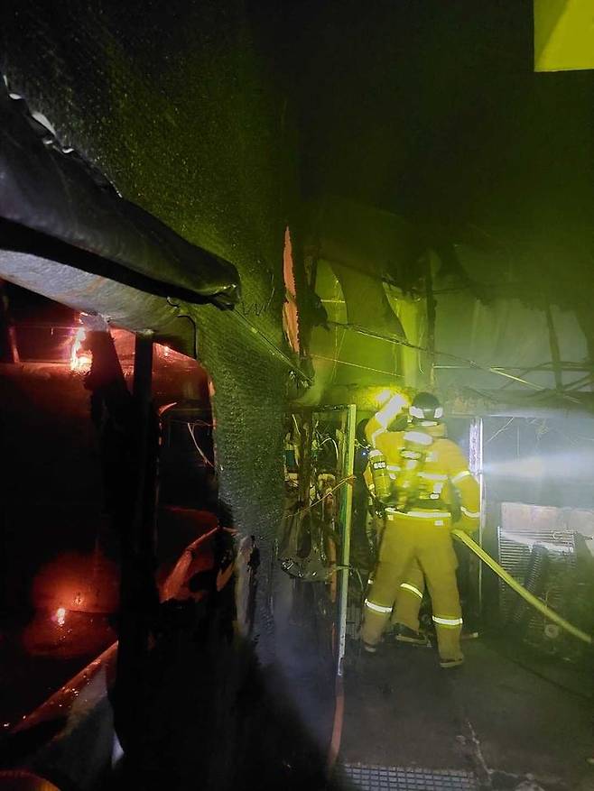 16일 오전 1시54분께 강원 강동면 안인리 염전해변 인근 송어 양식장 건물에서 화재가 발생했다. 강릉소방서 제공 *재판매 및 DB 금지