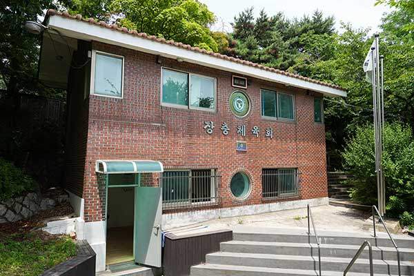 남산 산스장의&nbsp;마스코트인 '장충체육회 건물'.