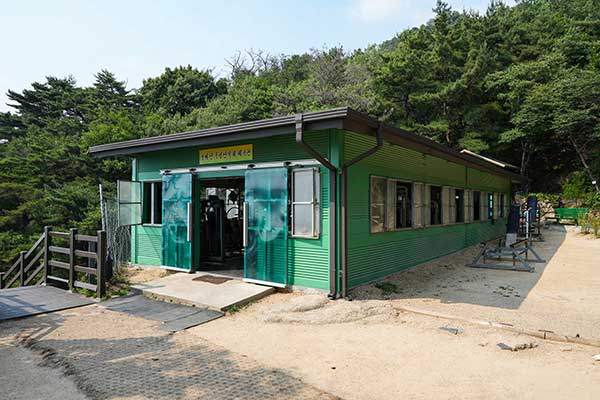 입구에 '용마산 동심산악회 체육관'이라 적혀 있으나, 누구나 사용할 수 있다.