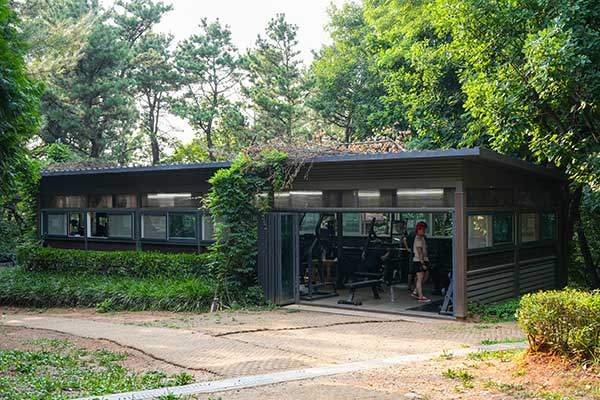 출입구에 접이문이 설치되어 있다.