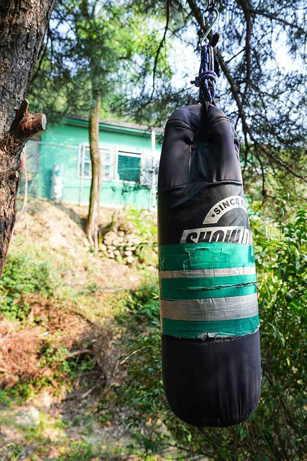 용마산 산스장 외부에 설치된 샌드백.