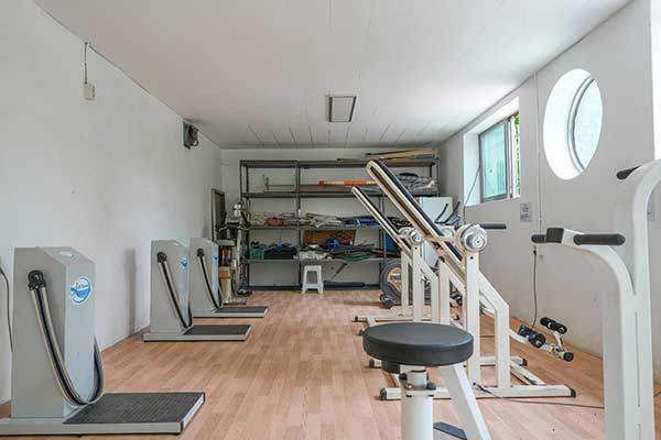 건물 1층에도 여러 기구가 있다.