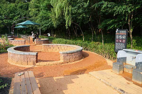 최근 용왕산에는 황톳길이 새롭게 생겼다.