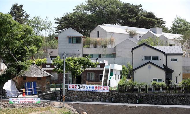 경남 양산시 평산마을 문재인 전 대통령 사저 주변에 문 전 대통령 비판 단체 시위로 인한 이지역 주민들의 피해 호소 현수막이 걸려져 있다. 뉴스1