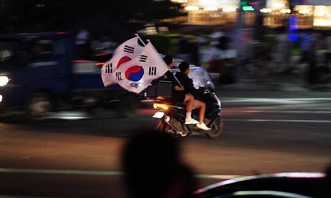 제79주년 광복절인 15일 새벽 천안 도심 대로에서 태극기를 들고 폭주하는 오토바이. 연합뉴스