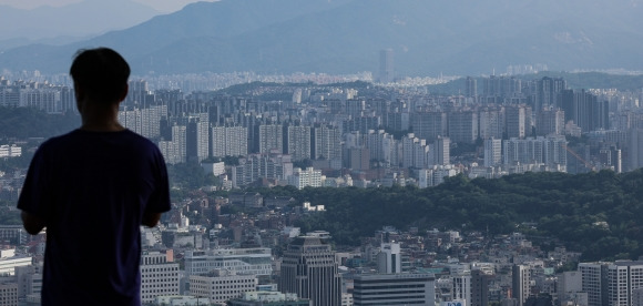 서울 중구 남산에서 서울 아파트 단지가 보이고 있다. 2024.07.26. 뉴시스