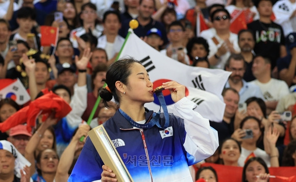 안세영 금메달 - 8월 5일 파리 라샤펠 아레나에서 열린 2024 파리올림픽 배드민턴 여자 단식 결승전에서 안세영이 시상식에서 금메달에 뽀뽀하고 있다. 파리 박지환 기자