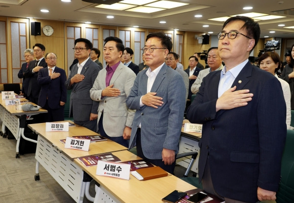 서범수(오른쪽 두번째) 국민의힘 사무총장을 비롯한 참석자들이 16일 오전 서울 여의도 국회 의원회관 세미나실에서 열린 가짜뉴스 방치하는 플랫폼, 공적책임 강화 정책토론회에서 국민의례를 하고 있다. 왼쪽 네번째 부터 김장겸 의원, 김기현 의원, 서 사무총장, 최형두 의원. 뉴시스