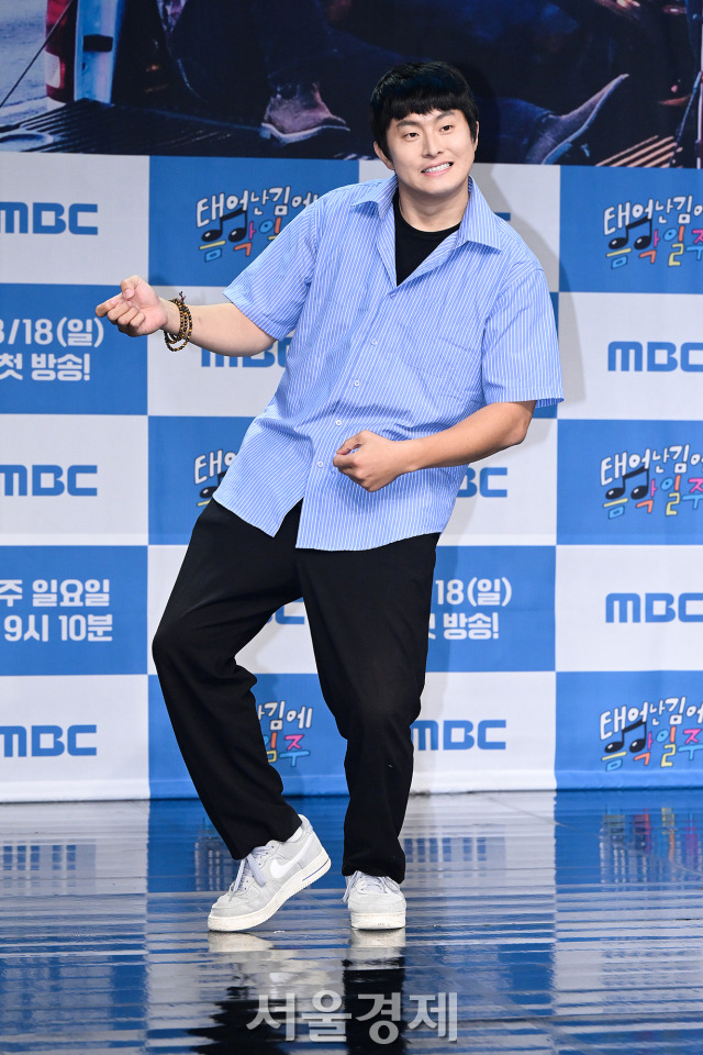 웹툰 작가 기안 84가 16일 오후 서울 마포구 MBC 골든마우스홀에서 진행된 MBC 새 예능 ‘태어난 김에 음악일주’ 제작발표회에서 포즈를 취하고 있다. 김규빈 기자 2024.08.16