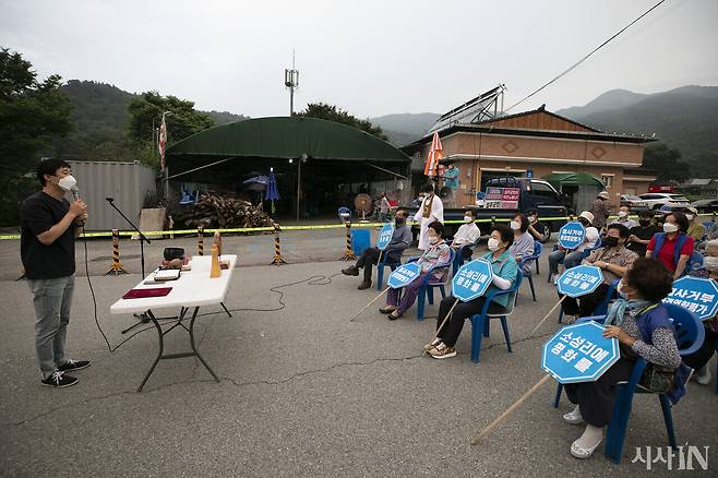 경북 성주군 소성리에서 2022년 8월23일 차헌호 지회장이 마이크를 잡고 연대 발언을 하고 있다. ⓒ시사IN 이명익