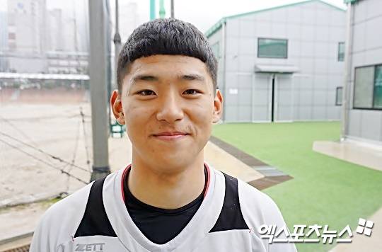 김도영은 지난 15일 서울 구로구 고척스카이돔에서 열린 '2024 신한 SOL 뱅크 KBO리그' 키움 히어로즈와 원정 경기 5회초 1사 1루 세 번째 타석에 나서 상대 선발 헤이수스의 초구 148km/h 속구에 곧바로 방망이를 힘차게 휘둘러 중앙 담장을 크게 넘어가는 비거리 130m짜리 홈런으로 연결했다. 김도영은 2015년 에릭 테임즈(당시 NC 다이노스) 이후 9년 만에 KBO리그 역대 9번째 30홈런-30도루에 성공했다. 최연소 30홈런-30도루 기록까지 갈아치웠다. 광주동성고 시절 김도영. 김근한 기자