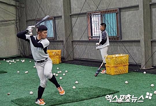 김도영은 지난 15일 서울 구로구 고척스카이돔에서 열린 '2024 신한 SOL 뱅크 KBO리그' 키움 히어로즈와 원정 경기 5회초 1사 1루 세 번째 타석에 나서 상대 선발 헤이수스의 초구 148km/h 속구에 곧바로 방망이를 힘차게 휘둘러 중앙 담장을 크게 넘어가는 비거리 130m짜리 홈런으로 연결했다. 김도영은 2015년 에릭 테임즈(당시 NC 다이노스) 이후 9년 만에 KBO리그 역대 9번째 30홈런-30도루에 성공했다. 최연소 30홈런-30도루 기록까지 갈아치웠다. 광주동성고 시절 김도영. 김근한 기자