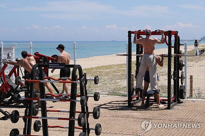 '바닷바람 맞으며 운동을'…강릉 강문해변 머슬비치 (강릉=연합뉴스) 류호준 기자 = 16일 강원 강릉시 강문해변 머슬비치에서 피서객들이 운동하고 있다. 2024.8.16 ryu@yna.co.kr