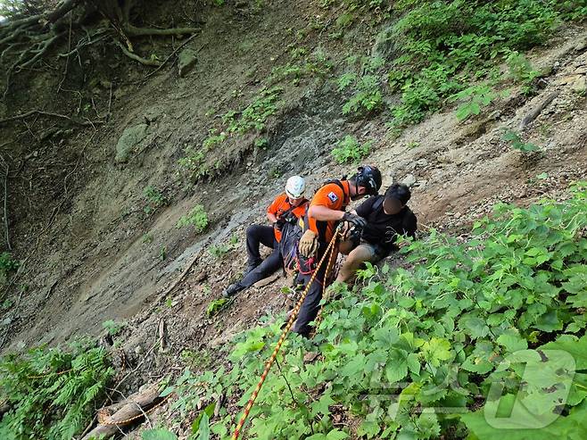 16일 오후 4시15분쯤 경북 울릉도 성인봉에서 20대 남성이 고립되자 구조당국이 50여분간 산을 타 구조자를 구조하고 있다.(울릉119안전센터 제공)