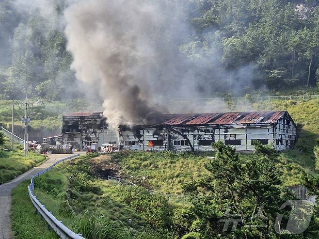 17일 오전 6시40분쯤 전남 여수시 삼산면 손죽도의 쓰레기 소각장에서 불이 나 소방당국이 화재를 진화하고 있다.(전남 여수소방 제공)2024.8.17/뉴스1