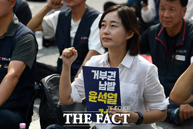 김재연 진보당 상임대표가 17일 오후 서울 종로구 광화문역 앞에서 열린 '노조법·방송법 쟁취, 8.17 거부권 거부 범국민대회'에 참석해 손피켓을 들고 있다. /서예원 기자