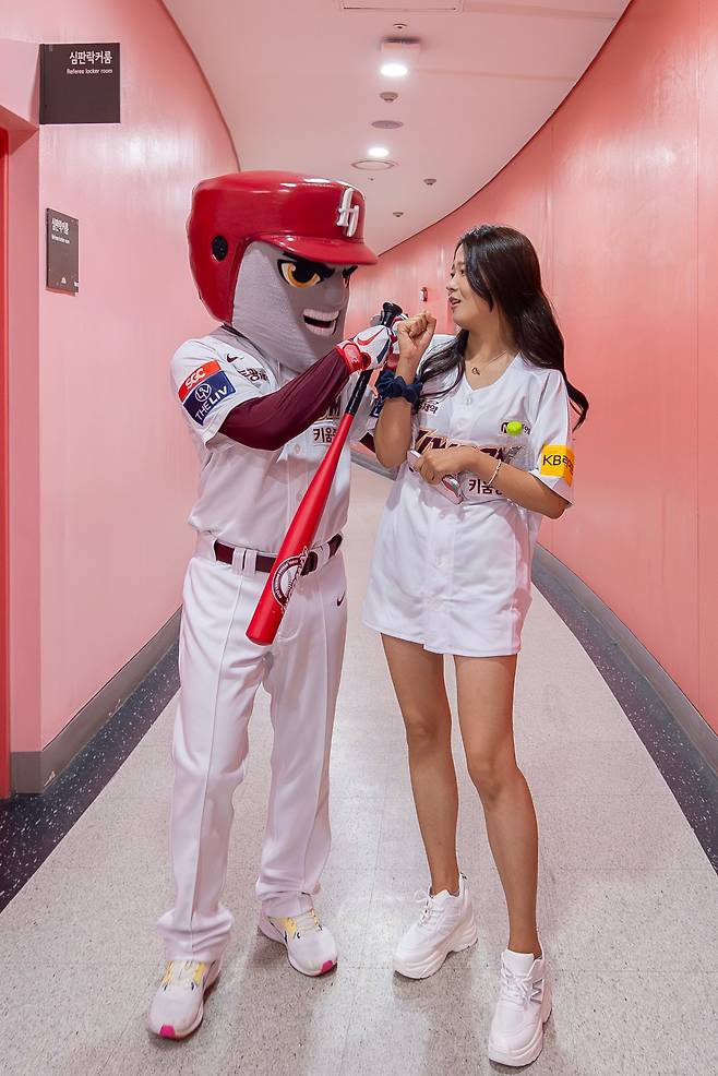 이제 응원에 나설 차례. 경기 시작 10분 전 키움의 턱돌이와 함께. "키움 화이팅!"이라고 하자 턱돌이는 "기자님도 화이팅"이라고 했다. 내 사랑 키움히어로즈, 앞으로도 화이팅! 키~움, 히! 어! 로! 즈! /이건송 영상미디어 기자