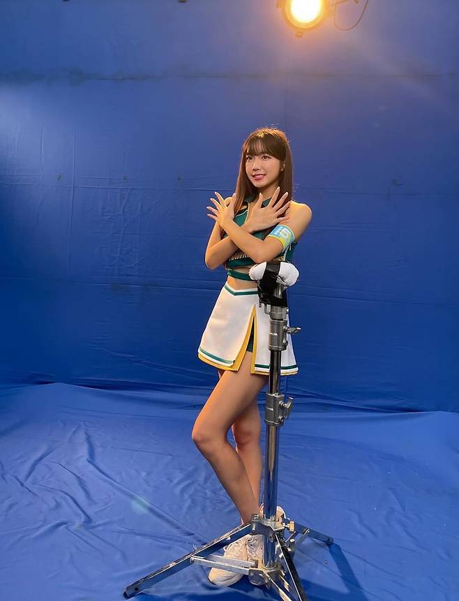 최근 대만에서 광고를 촬영 중인 치어리더 안지현. 대만 신생 야구팀 TSG 호크스 치어리더 팀장이다. /인스타그램