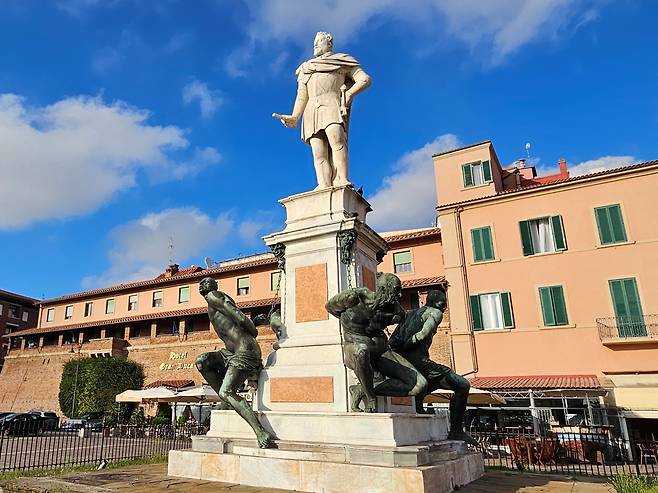 리보르노 항구 중심에 서 있는 '콰트로 모리' 조각상./리보르노 관광사무소