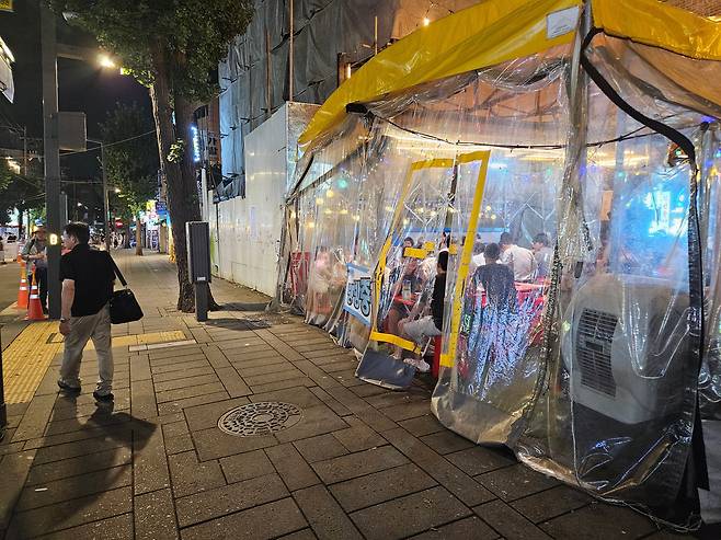 지난 13일 저녁 종로3가 포차거리에 설치된 야외 천막 포장마차의 모습. /방재혁 기자