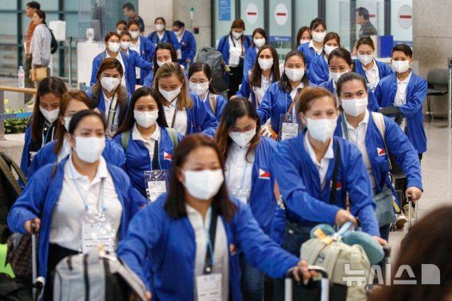 외국인 가사관리사 시범사업에 참여하는 필리핀인 가사관리사들이 지난 6일 오전 인천국제공항을 통해 입국하고 있다.ⓒ뉴시스