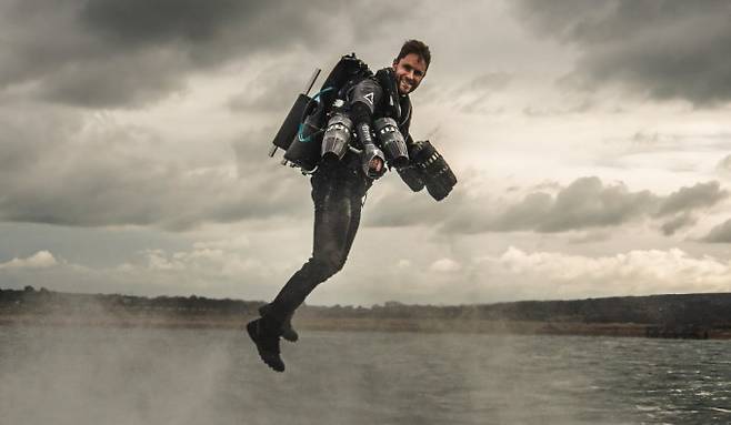 영국 기업 그래비티 인터스트리스의 제트 슈트 기술 '제트 팩'. 제트 팩은 최고 3600m 상공에서 시속 128km 속도로 비행할 수 있다.&nbsp;