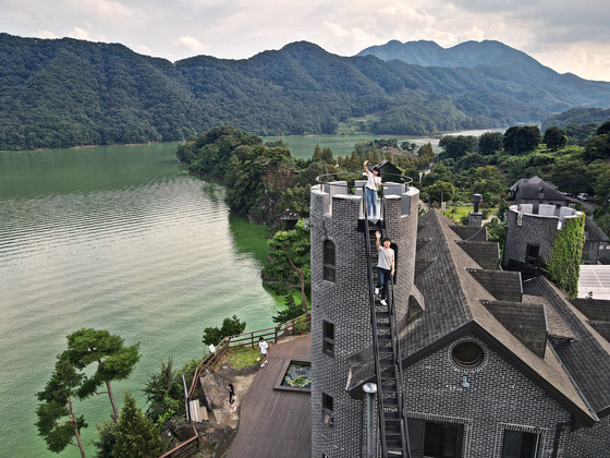 Aquatic Botanical Garden in Okcheon County, North Chungcheong, has buildings and attractions that remind some of ″Hogwarts" — the fictional school in the Harry Potter series (1997-2016). [KOREA TOURISM ORGANIZATION]