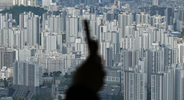 서울 용산구 남산서울타워에서 서울 시내 아파트들이 보이고 있다. 윤웅 기자