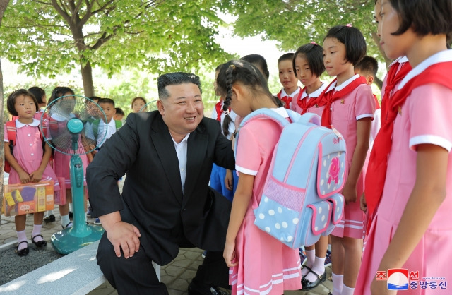 김정은 북한 국무위원장이 지난 16일 평양 4.25여관을 찾아 수해지역 학생들을 위한 교육준비정형을 요해(파악)했다고 조선중앙통신이 17일 보도했다. 조선중앙통신, 연합뉴스