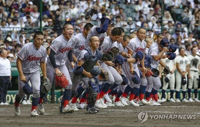 일본 내 한국계 민족학교인 교토국제고 야구 선수들이 17일 일본 효고현 니시노미야 한신고시엔구장에서 열린 전국고교야구선수권대회(여름 고시엔) 3차전에서 4-0으로 승리해 8강 진출을 확정한 뒤 환호하며 달려가고 있다. [사진출처 = 연합뉴스]