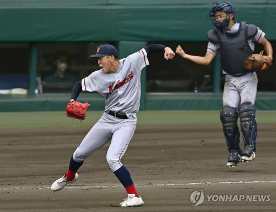 일본 내 한국계 민족학교인 교토국제고 투수 나카사키 루이가 17일 일본 효고현 니시노미야 한신고시엔구장에서 열린 전국고교야구선수권대회(여름 고시엔) 3차전에서 삼진을 뽑아낸 뒤 포효하고 있다. 사진 연합뉴스.