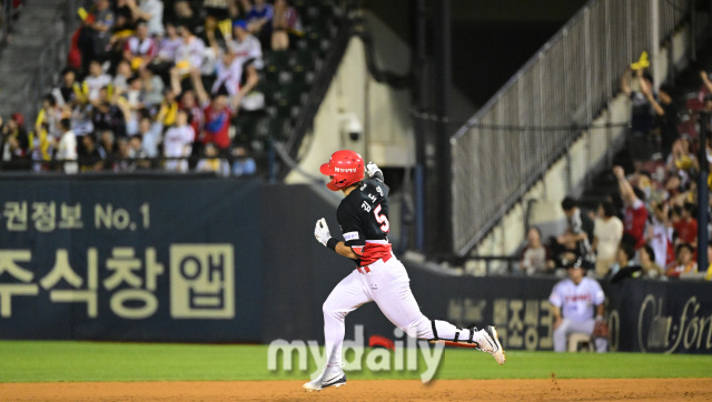 2024년 8월 17일 서울 잠실구장에서 '2024 신한 SOL Bank KBO리그, KIA 타이거즈와 LG 트윈스의 경기가 열렸다. KIA 김도영이 6회초 2사 만루서 만루 홈런을 친 뒤 기뻐하고 있다./잠실=유진형 기자 zolong@mydaily.co.kr