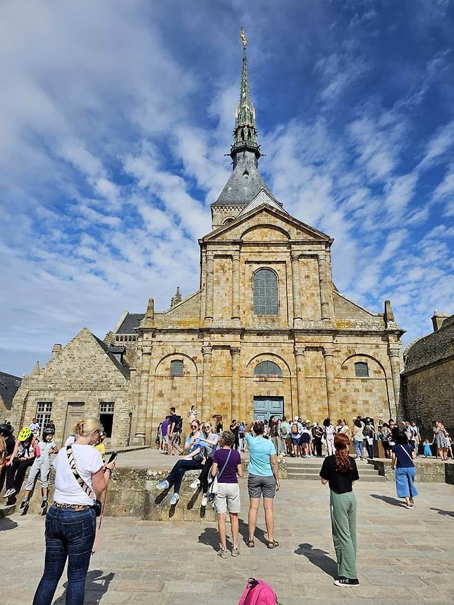 서쪽 테라스와 예배당.