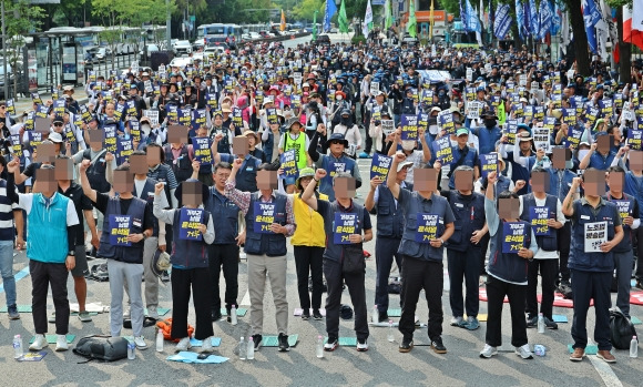 거부권 거부 범국민대회 - 17일 오후 서울 광화문역 인근에서 열린노조법·방송법 쟁취! 8.17 거부권 거부 범국민 대회에서 참가자들이 구호를 외치고 있다. 2024.8.17 연합뉴스