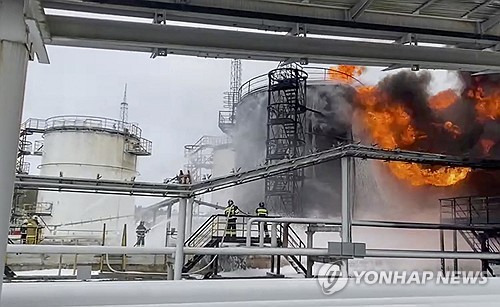 지난 1월 러시아 브랸스크 인근에 있는 석유 저장소에 대한 드론 공격으로 발생한 화재를 소방관들이 진압하고 있다. EPA연합뉴스