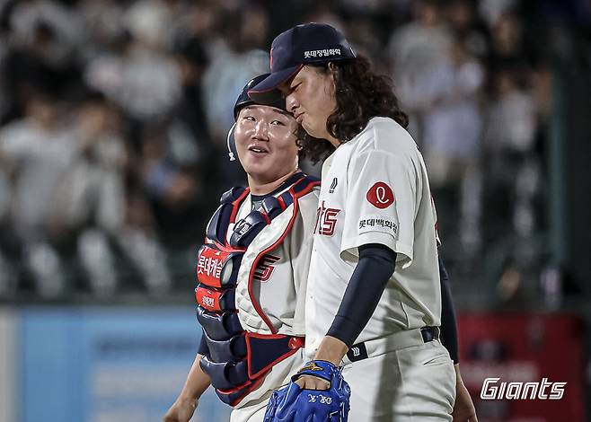 16일 부산 사직구장에서 열린 2024 신한 SOL Bank KBO리그 키움 히어로즈와 롯데 자이언츠의 경기, 팀이 4-0으로 앞선 9회초 등판한 마무리 김원중은 세 타자를 모두 삼진으로 돌려세우고 경기를 끝냈다. 롯데 자이언츠