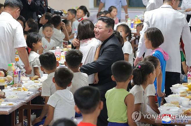 북한 수해지역 주민들 평양도착 (평양 조선중앙통신=연합뉴스) 평안북도 등 북한 수해지역 주민들이 15일 평양에 도착해 숙소에 입소 했다고 조선중앙통신이 16일 보도했다. 통신은 북한 김정은 국무위원장이 속소에서 수재민들을 맞아 주었다고 전했다. 2024.8.16 
    [국내에서만 사용가능. 재배포 금지. For Use Only in the Republic of Korea. No Redistribution] nkphoto@yna.co.kr