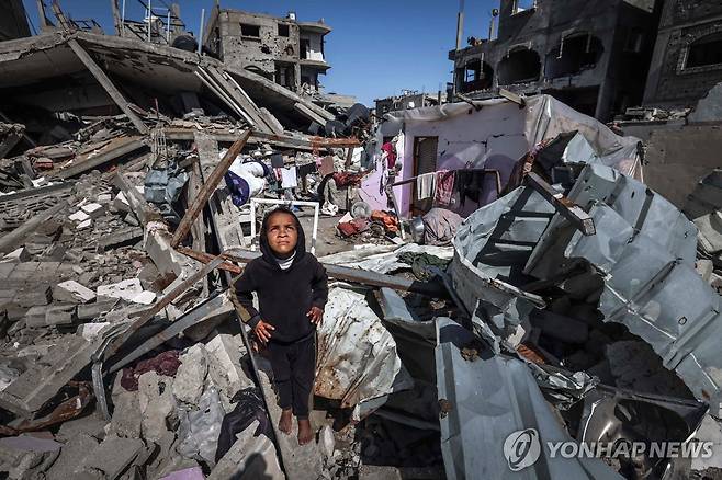 무차별 공습에 돌무덤이 돼버린 도시 [AFP 연합뉴스 자료사진. 재판매 및 DB 금지]