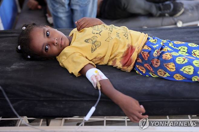 난민촌 학교를 겨냥한 이스라엘군의 폭격 뒤 다친 어린이.  [AFP 연합뉴스 자료사진. 재판매 및 DB 금지]